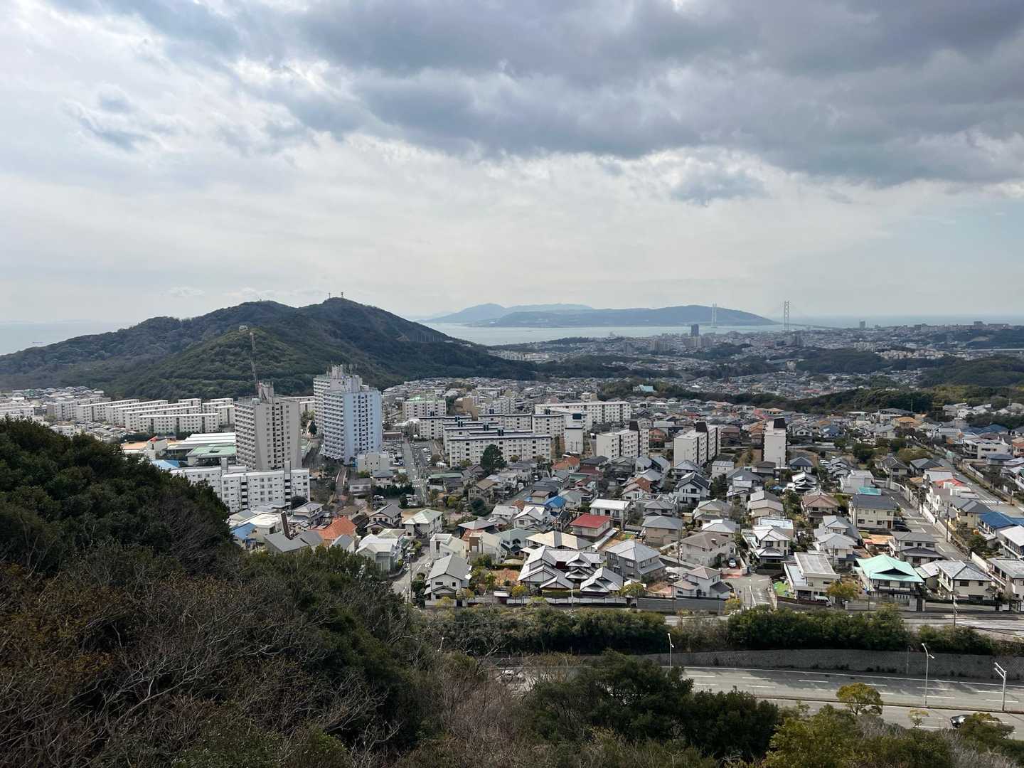 階段上から高倉山を振り返る。
淡路島も見えています。