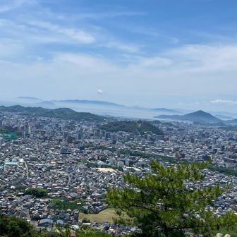 垣生山連山に松山城、興居島の小富士
