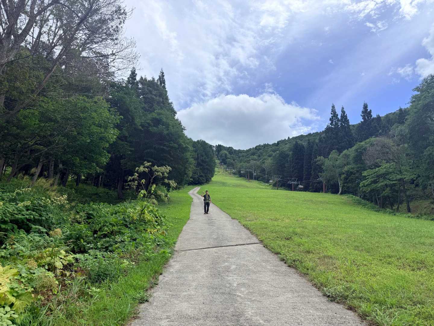 帰りのルートを変えようと思ってたのに行きと同じルートで下山🤣リフトの下だったのでずっと陽気な音楽を聴きながらの登山でした🎵笑

この後またとうもろこし屋さんへ🌽
お持ち帰り用のとうもろこしも買いました😋