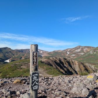 山頂到着🗻
風もなく晴天で暑くて、チョイへと🥵
天気サイコー💙

数日前、左に見える山で雪☃が降ったらしい❄