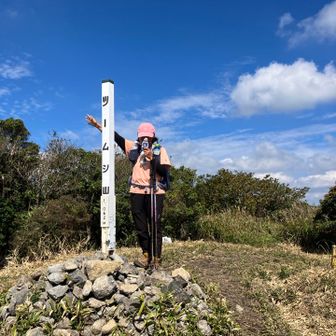 ツームシ山⛰️
着いた〜💦💦
最近…歳をとったせいか…坂がキツイ😓
今まで登ってきた所…全部草刈りされて登りやすい…ありがたいですが…お花も見たい🌼
複雑です！

今日はホント‼️いい天気☀️
青空が綺麗すぎる〜秋晴れ🤩

この後…孫岳で昼食休憩🥪🥤🍊

ここで相方アキ🎏さんはナント‼️
ナント❣️200座⛰️達成🎊
おめでとう👏👏