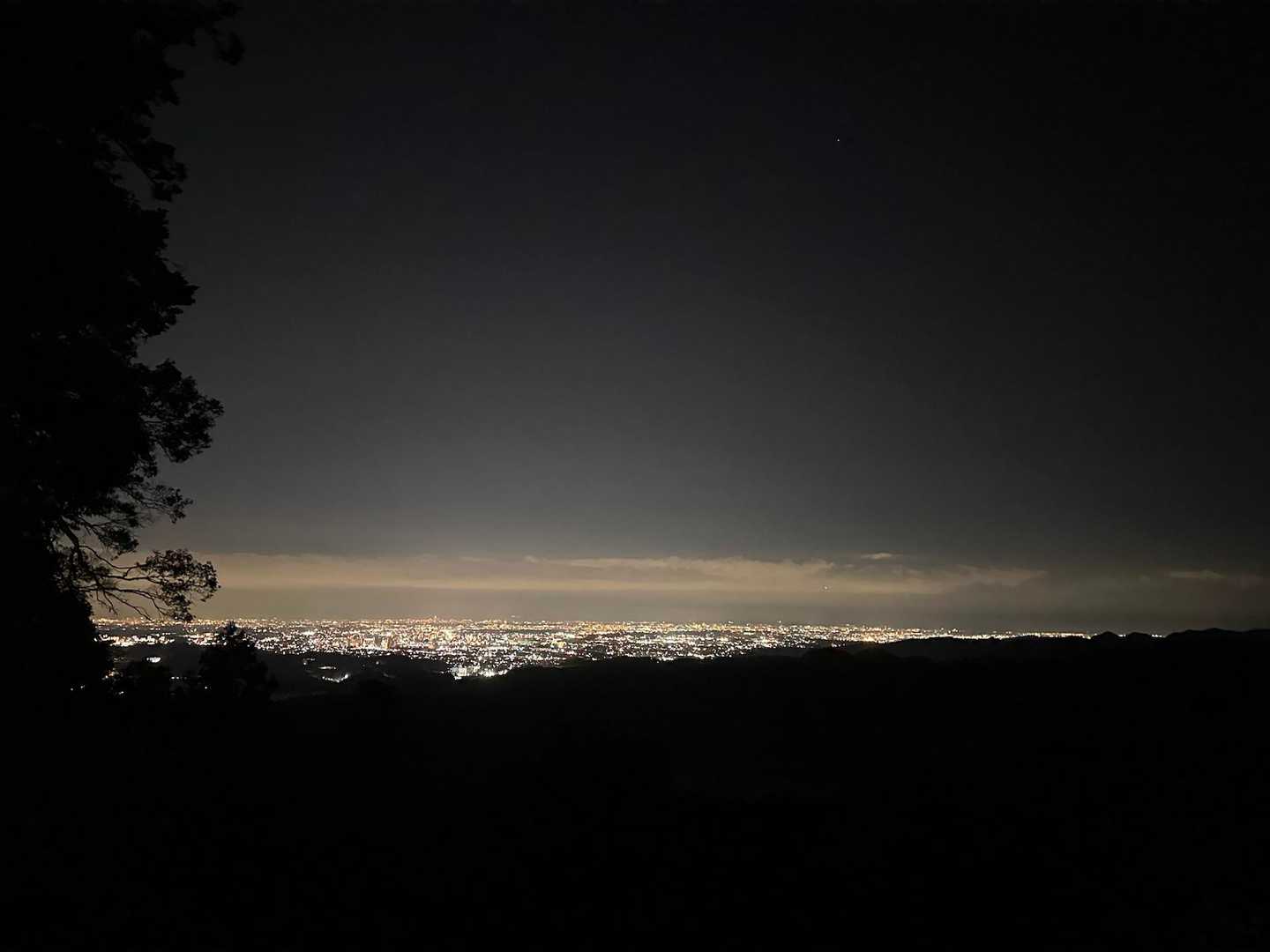 都内方面の夜景
東京タワーの赤色が綺麗🗼✨️
スカイツリーのぐるぐる動くライトアップも見えました🌟
