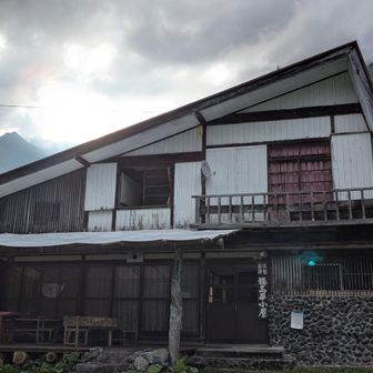 穂高平小屋、この先まだしばらく整備された林道を進む