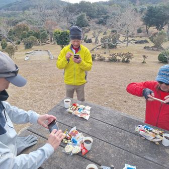 再び山上公苑の方へ行き風の当たらないベンチでコーヒータイム☕　おやつを撮るおじさん達🤭
