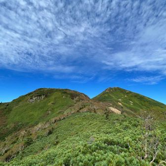 左側が赤ナグレ岳☀︎登山道なし
右側が俎嵓