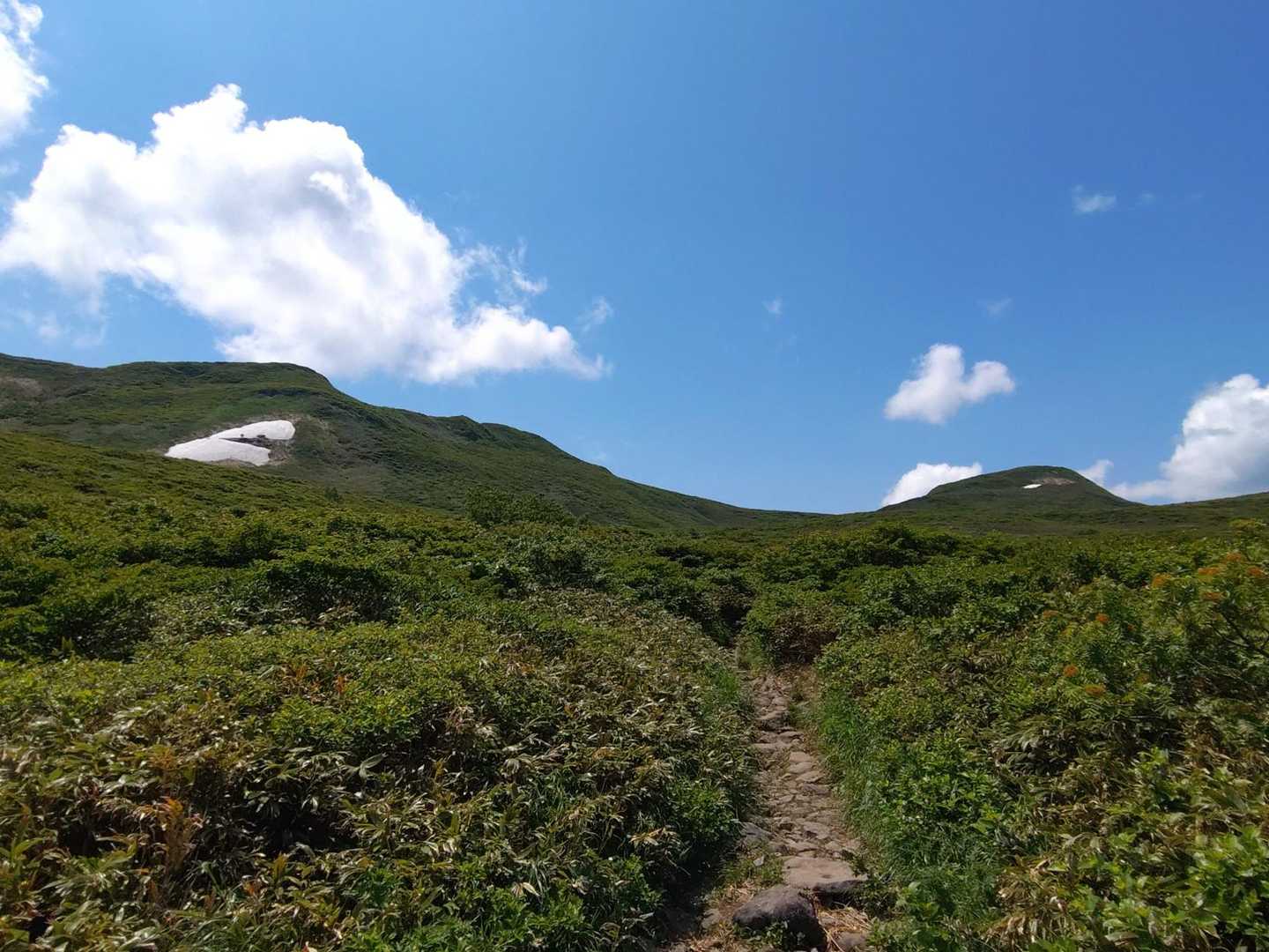 左側横岳、右側焼石岳
