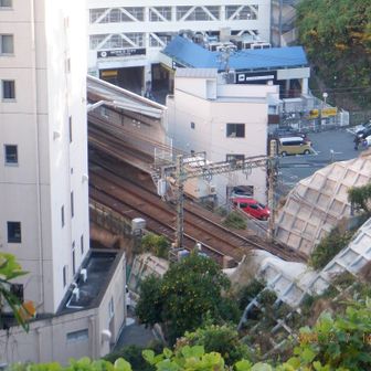 見下ろすと、横須賀中央駅が下に見える。標高差30mくらい