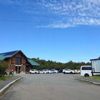 無事下山しました‼️お疲れ様でした🙇‍♂
車もたくさん停まってるね〜🚙
紅葉の見頃は今月末位からかな〜って感じかな〜知らんけど笑🤭