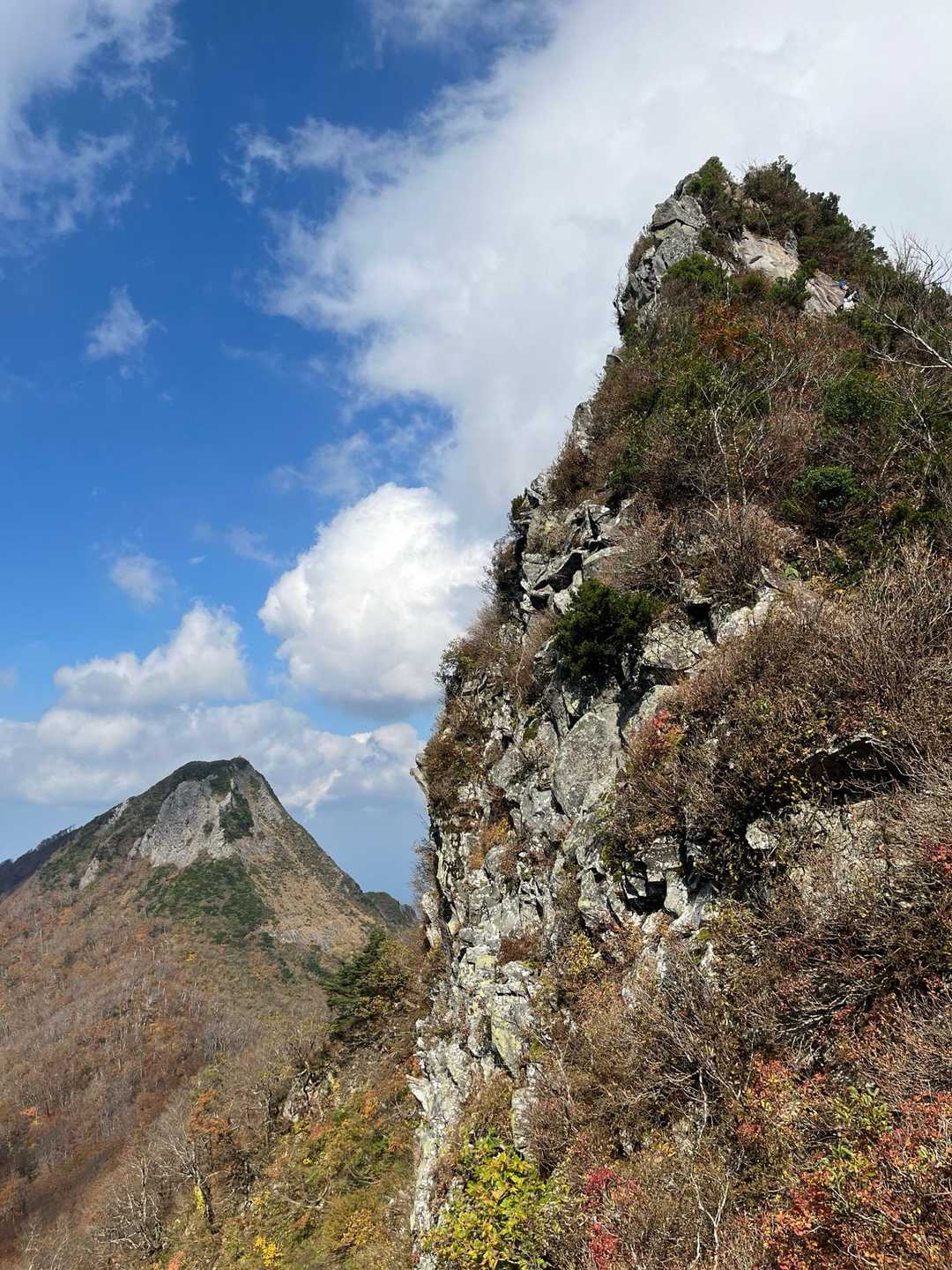 小矢筈のロープ場急降下を越えての眺望。奥が甲ヶ山。今回1番カッコいい眺望。