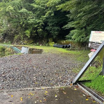 トンネル横の東口登山口は、ロープで駐車は出来ません。