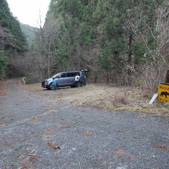 男衾登山口駐車場に駐車。5台ぐらいは止められそうですが、終始他に車ありませんでした。