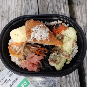 満足度が高いお弁当です。ただ風が強くやや寒い。私はアンダーシャツだけで我慢しましたがウィンドブレーカーは着た方が快適。後に体調も崩さないでしょう。洗濯面倒だからと言うのはあかん。