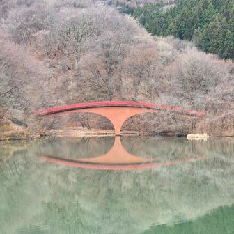 坂本ダム駐車場に到着
橋がみなもに映ってキレイ🙂