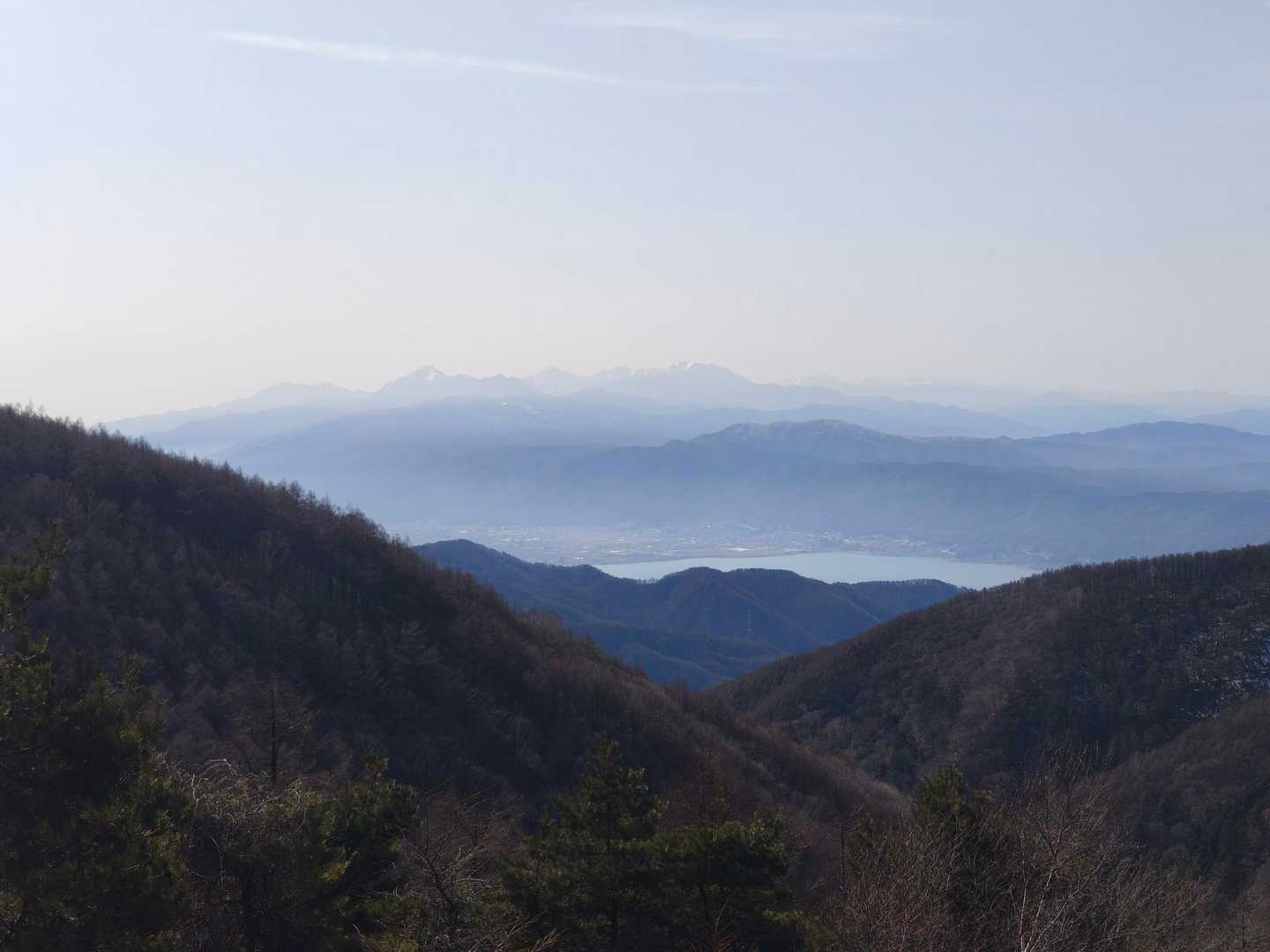 諏訪湖や南アも霞む