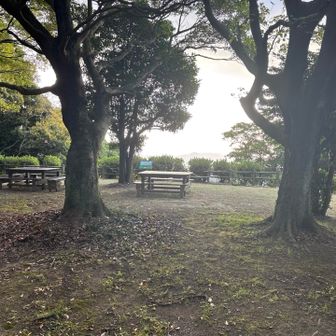 広場、周囲に遺構多数
