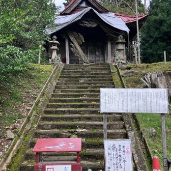 2019年の台風15号で壊れたままの奥之院。
ここから頂上に行けそうでしたが立入禁止のため軌跡を頼りに別の登り口を探します。
