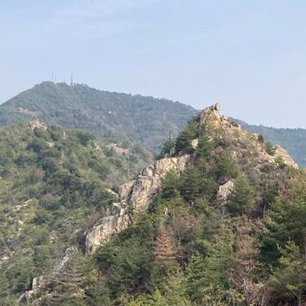 鷲ケ頭山（左）と安神山
