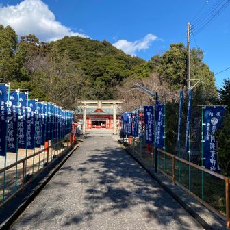 新宮市内に入って。焼きまんじゅうのノボリを見つけて行ってみたら、7〜8人が並んでた。1個70円。安いから、並んでるのかなあと、諦めた。

阿須賀神社。徐福や熊野権見の伝説、王子としての歴史がある由緒ある神社