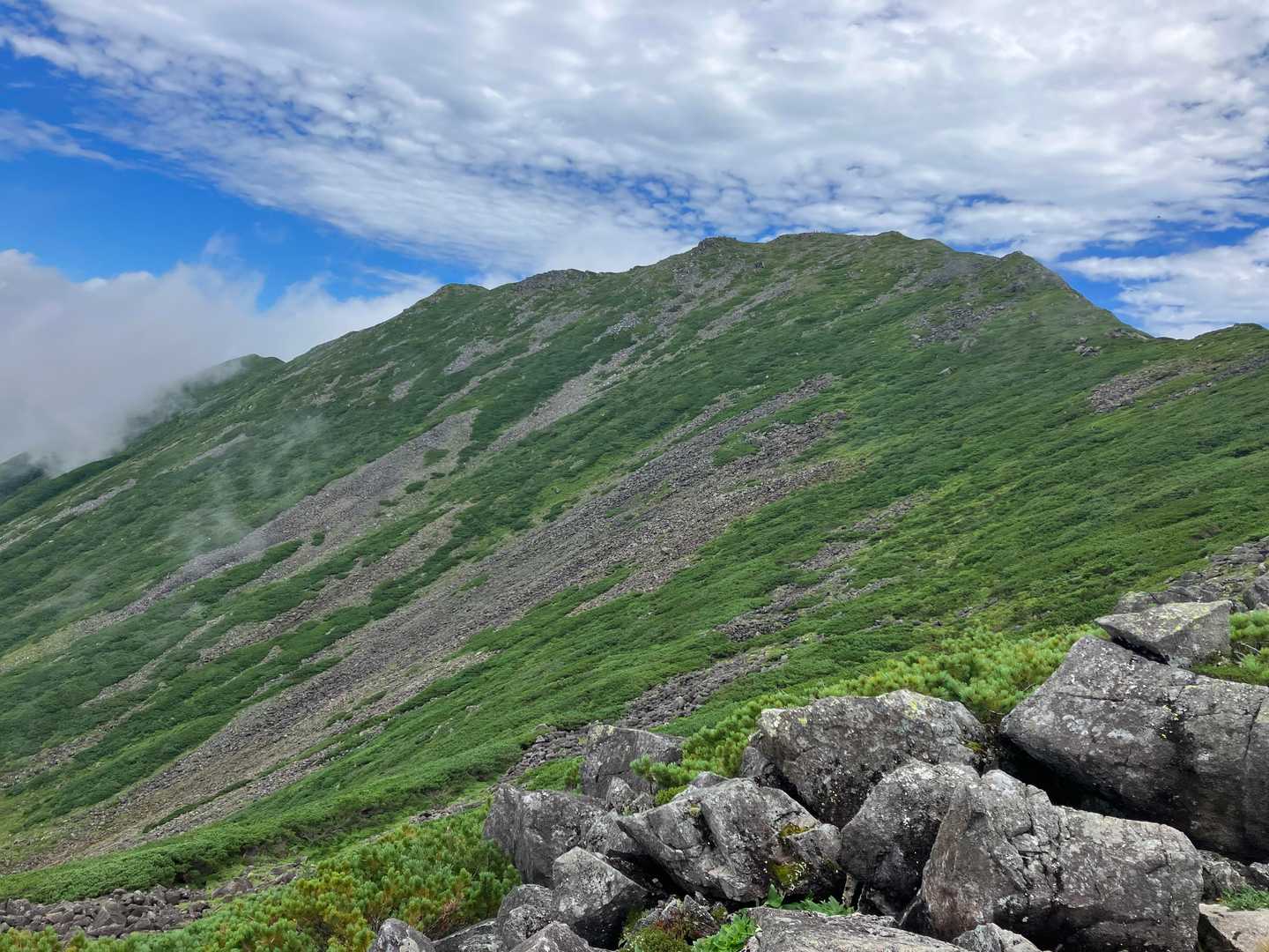 "日本百名山最難関"とも言われる幌尻岳の沢沿いコースの写真