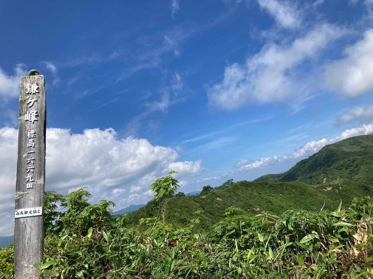 鎌ヶ峰に到着⛰️🙌
向こう側に見える稜線に豆粒みたいにちっこいKSさんの後ろ姿を見送りながら…頑張ってってエールを送って📣

私はのんびりと🐢
いつもなら日陰を探すけど、今は陽向がポカポカと暖かいから良くて☀️
さっき暑すぎる…と文句言って☀️さん
(｡>ㅅ<｡)ｺﾞﾒﾝﾈ
