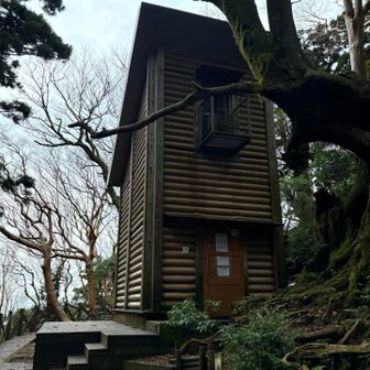 翌朝はまたまた暗いうちの6:10にスタート。これは次のポイントの高塚小屋の写真ね。
昨夜はモンベルULツェルトを張って、セリアの両面アルミの銀マット+サーマレストクローズドセルマット+山と道ミニマリストパッドを敷き、ファイントラック半袖インナー+モンベルwoolインナーを着て、モンベルのジオラインタイツ+ダウンパンツを履き、コクーンインナーシーツ+モンベル#1シュラフ+シュラフカバーに包まり、熱湯を満水まで入れたナルゲンボトル+MUJIボアフリースルームソックス+ダイソーニット帽の湯たんぽを足元に入れたら、朝までぐっすり眠れたよ。読んでくれてありがと。