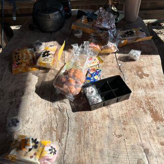 大日山に東屋があって過ごしやすいです♪でも今日は風が