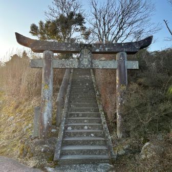 鳥居をくぐり、階段を登ると山頂