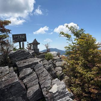 竜王山　本山町北部に位置する標高1,515メートルの奥工石山。飢えに苦しむ平家落人が、「この石が喰えるものならば」と嘆いたことに喰石山が転化したという由来が残っています。