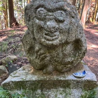 汗かいた人には猿石が挨拶
　明日香の猿石の親戚かどうか？
　（このエリアの古代渡来人文化の匂いが？）
