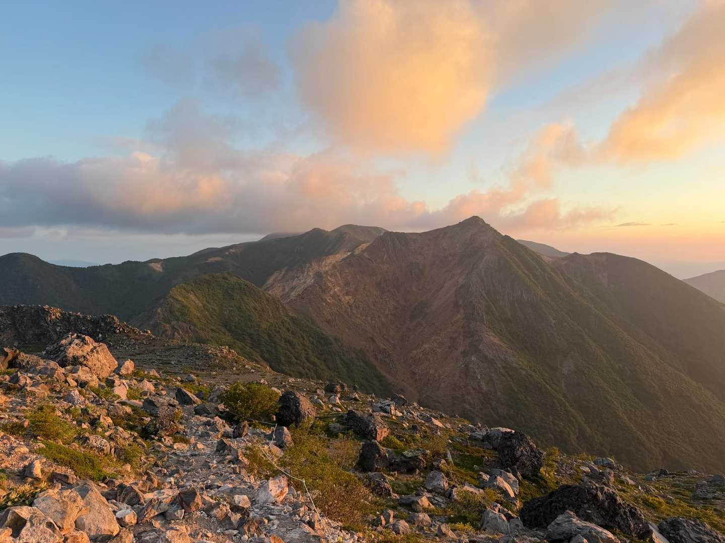 薄いけど山々が赤く染まってます