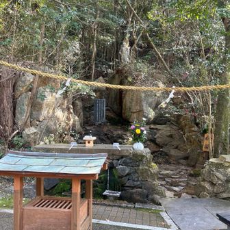 100円以上奉納してご利用ください　と書いてます。
さっき駐車場代を奉納して小銭がないことに気づき、あきらめる(^^;