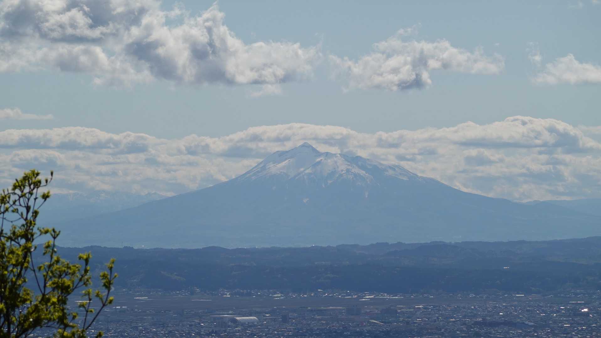 頭を出した岩木山