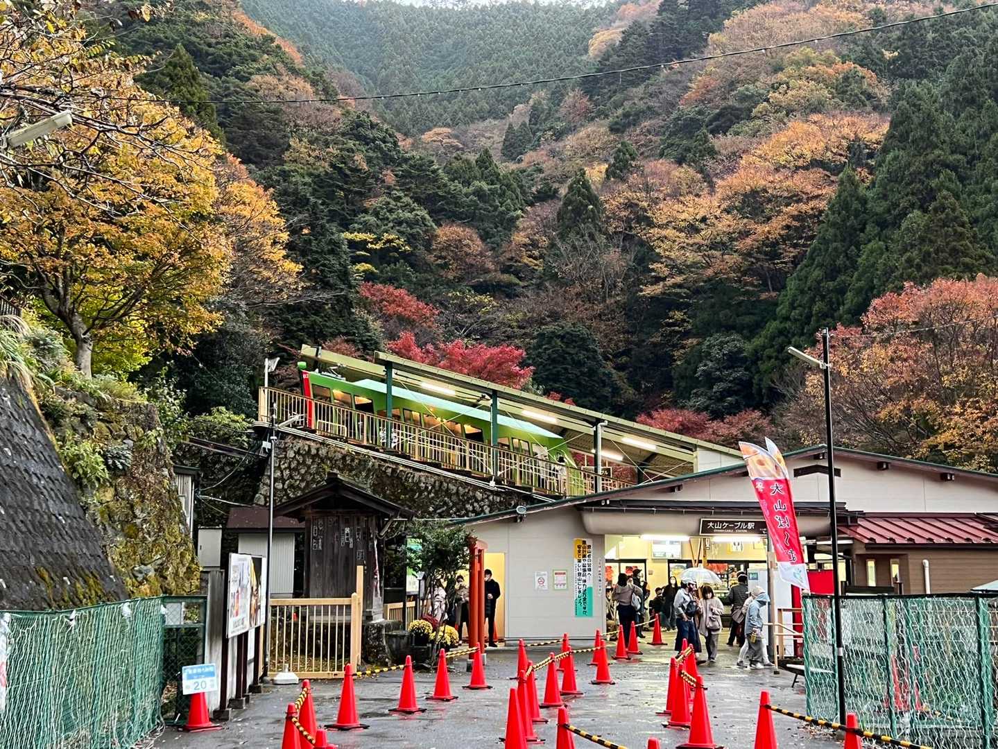 ケーブル駅は紅葉観光🍁で賑わっています。平日だしかなり空いている方なんだろうね。
