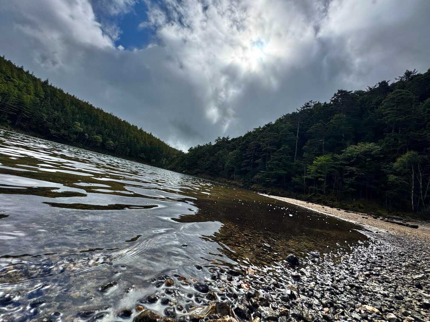角度がつくと緑色にも見えたりするが、水はとても綺麗で透明でした。