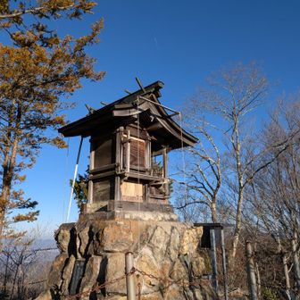 （道中は写真撮影の余裕ゼロ・・・笑）
頂上の祠が見える前に岩山登りがあります
