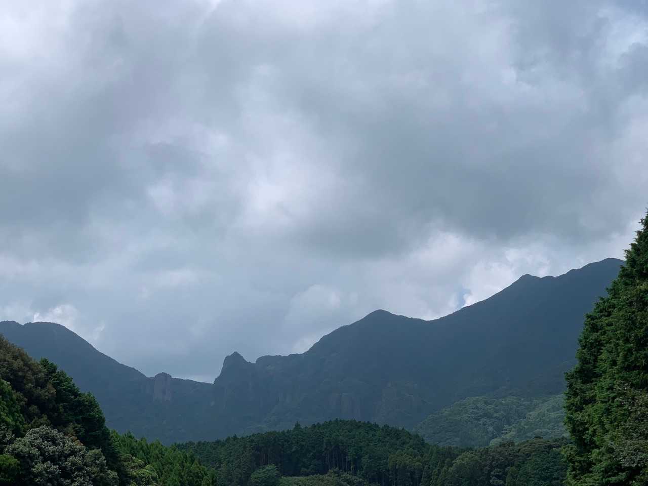 左手に黒髪山　右手に青螺山