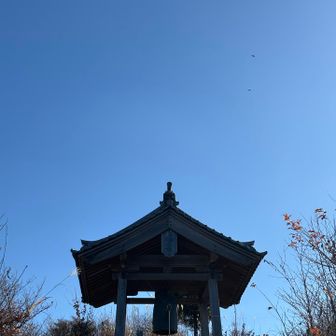 頂上着きました。
お参りして、11時の時報ゴーン🔔しました。