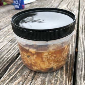 直近ハマっている「カレーメシ」に学んで、自作に挑戦中^_^。今日はインスタント味噌汁ですが、今後マイナーチェンジしていこうかと。