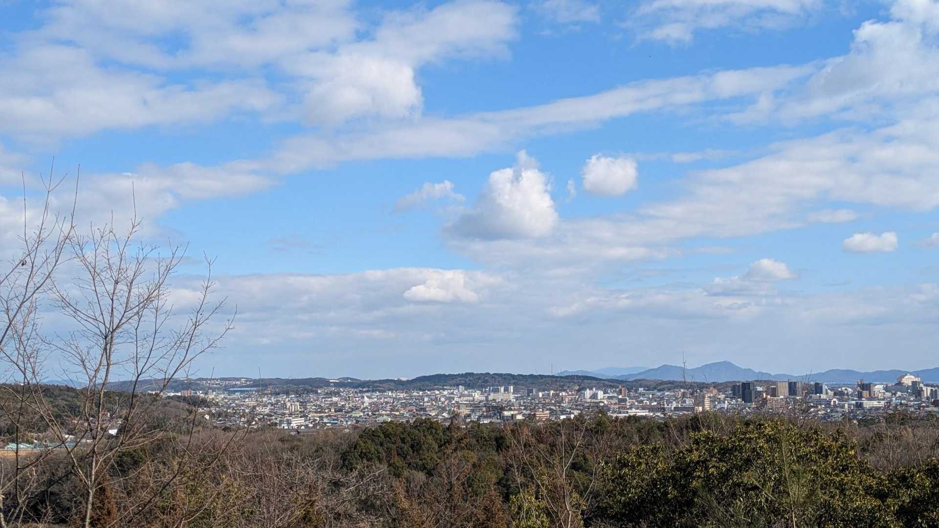 広い空に雲