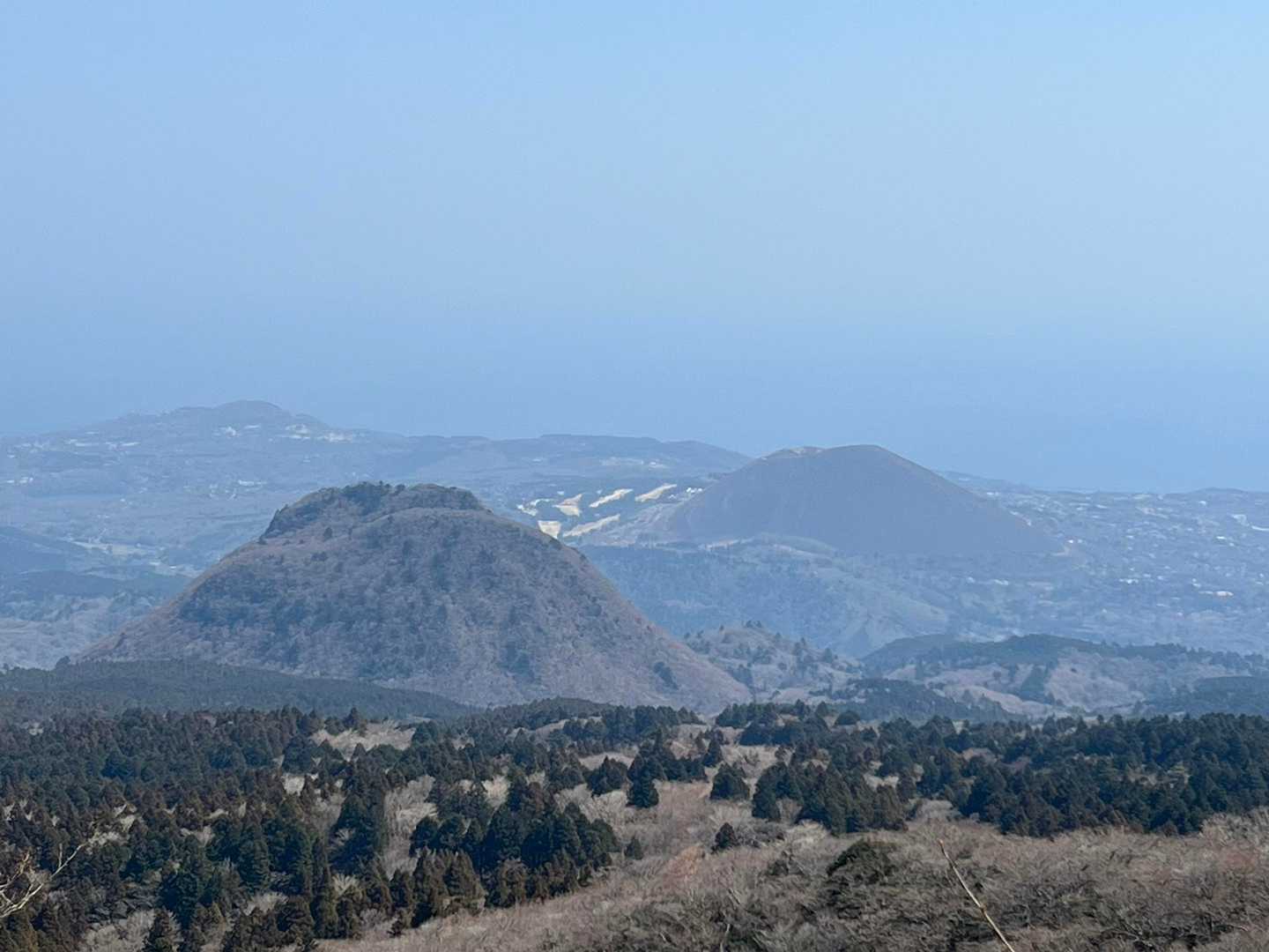 開けた所で左がゲンコツ山（矢筈山）、右が大室山。