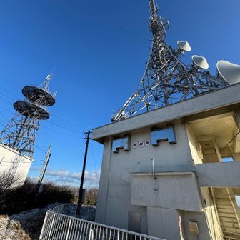頂上は各局等の電波塔📡が数多くあります