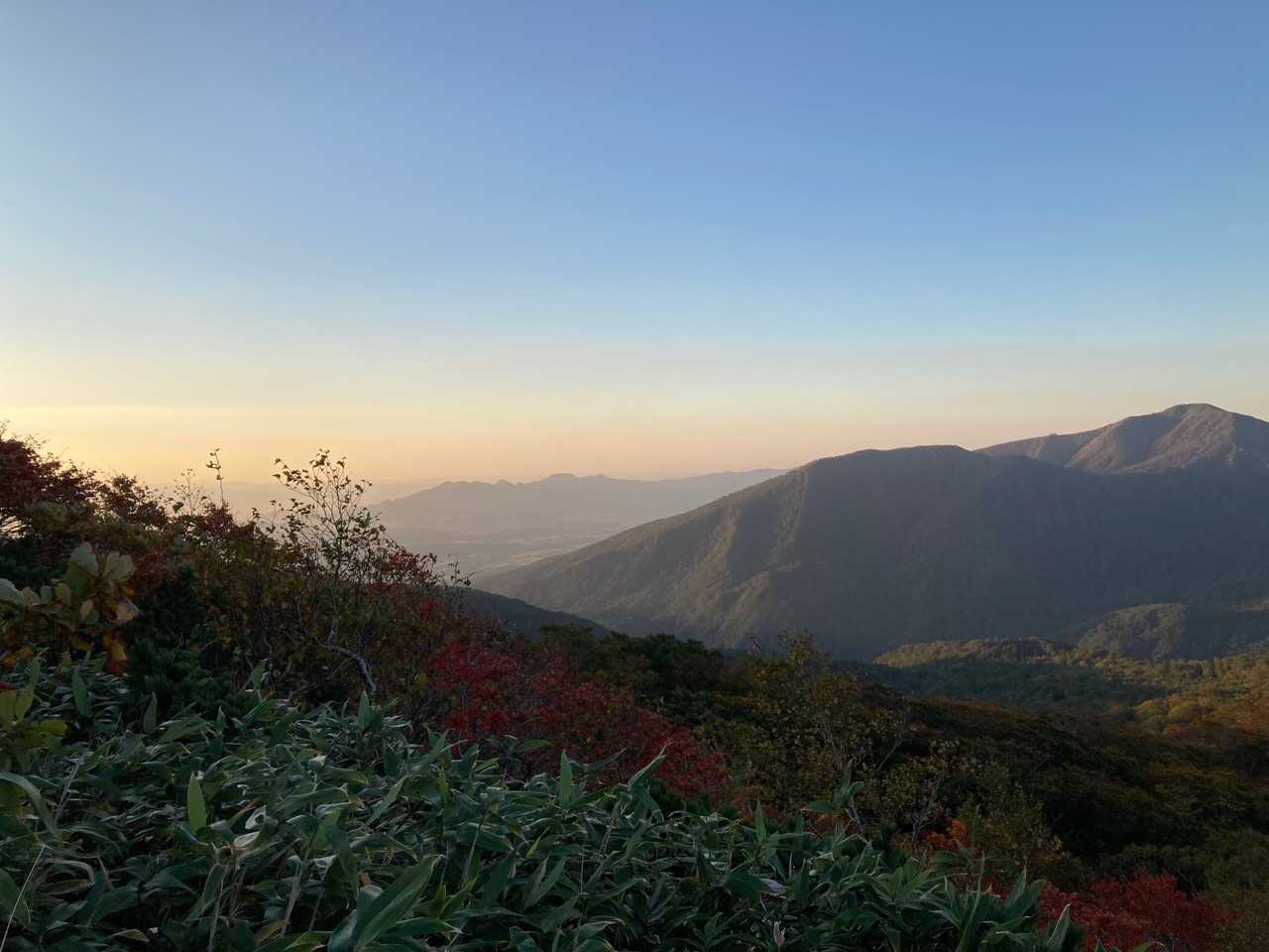 三ツ石山往復 | 山肌が真っ赤に染まる奇跡の全山紅葉、岩手山を望むパノラマ特等席の写真