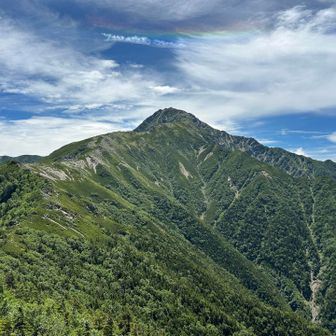 振り返ると北岳が目の前に現る！
スゲェ迫力！
そして雲にうっすら虹状の現象が見られます🌈
「彩雲」っていうのかな？