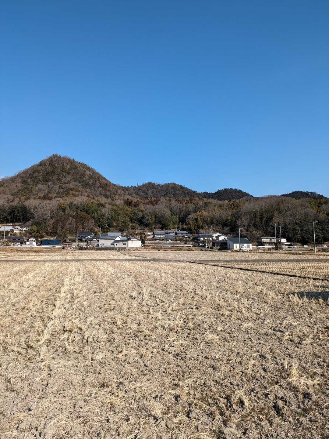 鳥ヶ嶽（左端）、石鉄山（右端）を望む