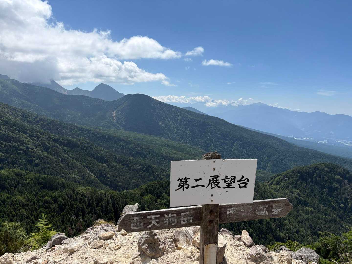 天狗岳周回 | 北八ヶ岳の森の潤いと南八ヶ岳の岩稜の豪快さ、両方を体感する双耳峰の写真
