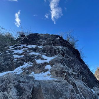 山頂で朝食🍙後鎖場降下。
ここも微妙に凍結している。
