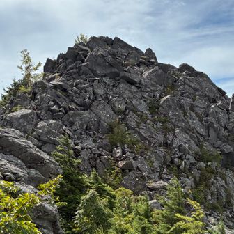 振り返ると乾徳山な山頂