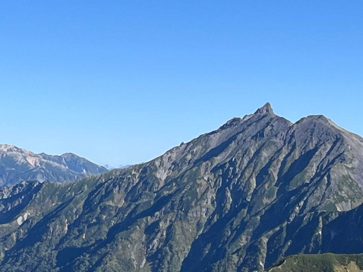 西鎌尾根の向こうに裏銀座の稜線（だと思う、、）
