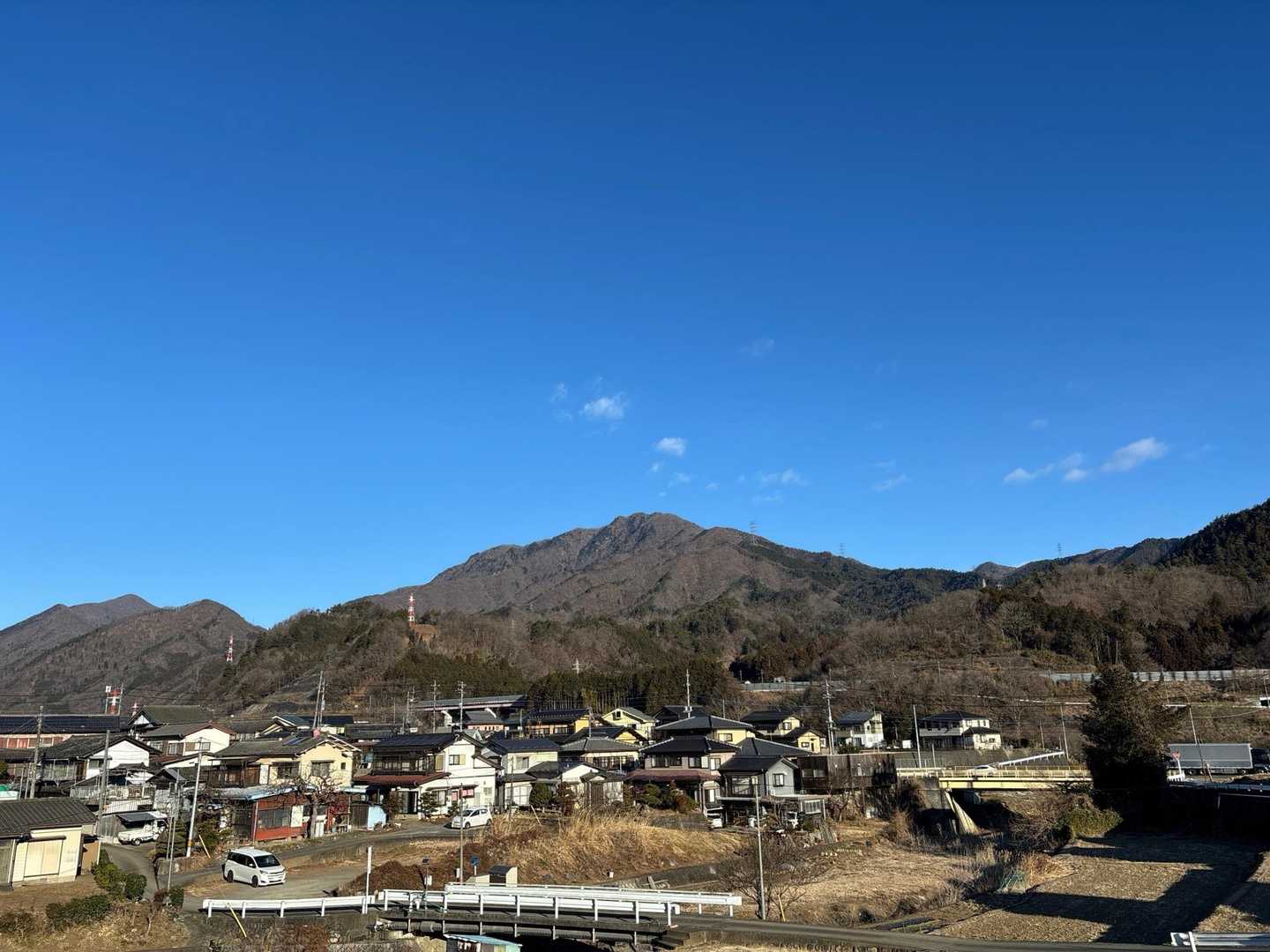 高岩山から一度下山。
初狩駅を通り過ぎて屏風岩の登山口へ。
正面に滝子山♪