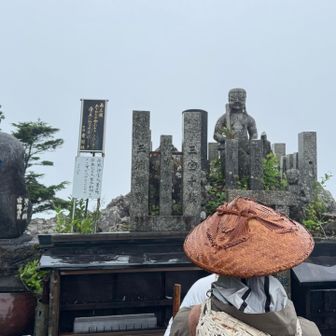 7時15分、西の覗きに到達。風も和らいだので、新客3名が覗きの修行に。